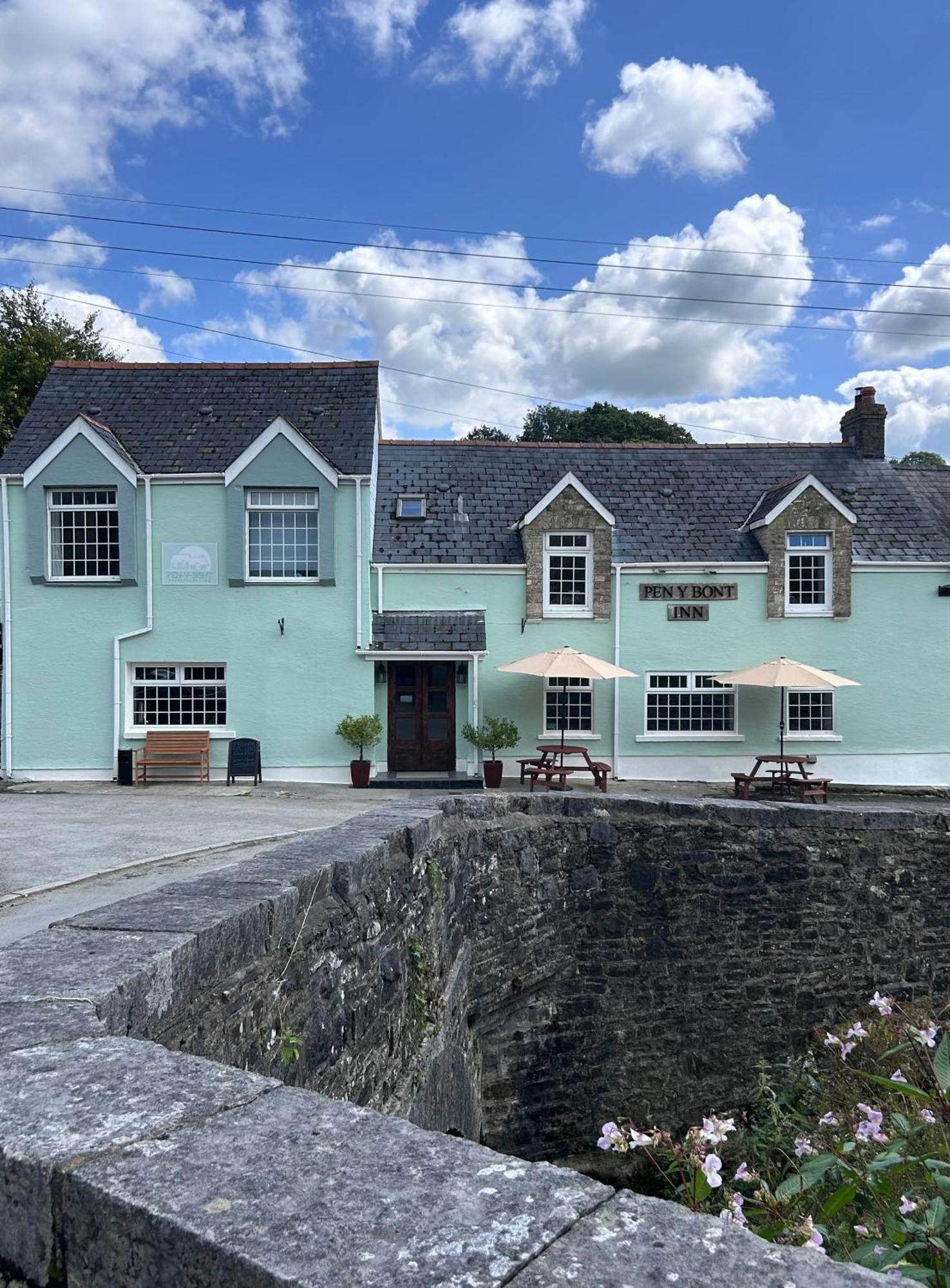 Penybont Restaurant + Inn 卡马森 外观 照片