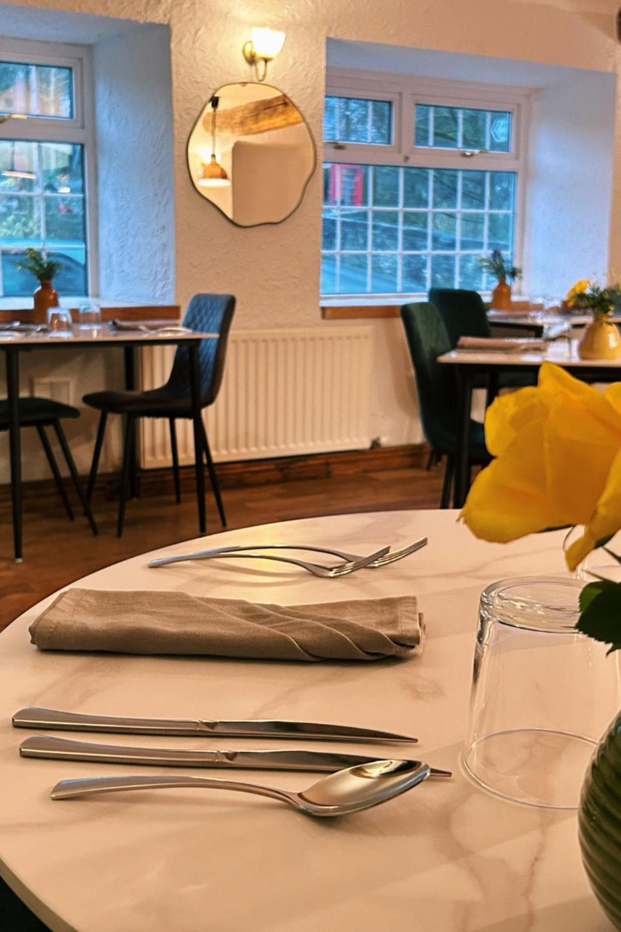 Penybont Restaurant + Inn 卡马森 外观 照片