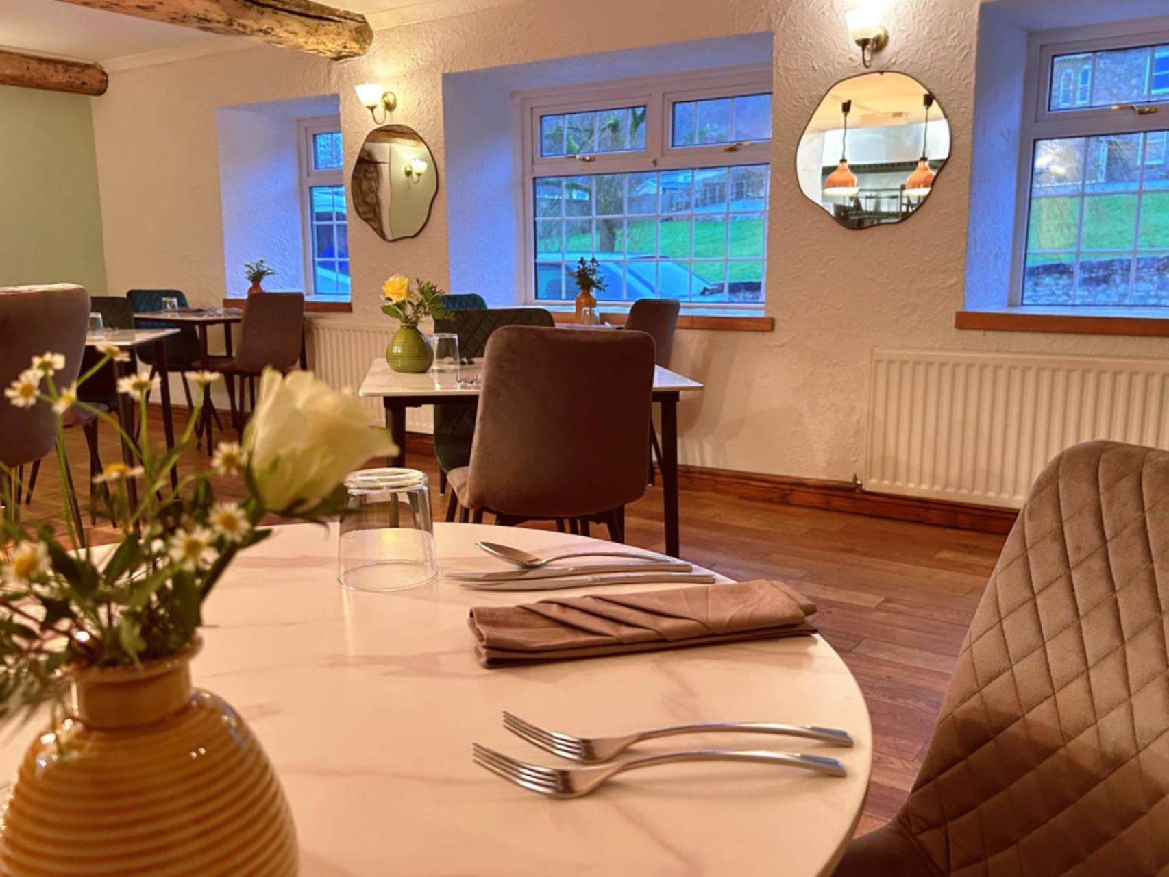 Penybont Restaurant + Inn 卡马森 外观 照片